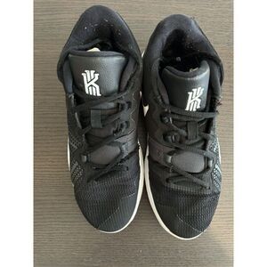 Nike Boys Kyrie Irving Flytrap Black White Size 6Y Basketball Shoes Sneakers